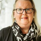 Andrea Liebmann-Maier, 61,  Anwohnerin einer Geflüchtetenunterkunft  "Wir wohnen neben einer Sporthalle, in der schon 2015 Flüchtlinge lebten. Nun also wieder. Ich half damals einigen Familien. Als ich 2015 Kleiderspenden in die Unterkunft brachte, schrie mich ein Mann an, dass ich ein Nazi sei, weil ich nur den Familien helfe. Er kam mir ganz nah, ich dachte, der schlägt mich gleich. Die Security musste kommen und ihn beruhigen. Ich habe die Unterkunft nie mehr betreten. Gelegentlich sehe ich ihn im Ort, er grinst mich dann an. Ja, ich half immer nur Familien, junge Männer sind mir suspekt, egal, woher sie kommen. Mit den Familien aber bin ich zu den Ämtern, einkaufen, habe ihnen Möbel organisiert. Dann erfuhr ich, dass manche mehrere Tausend Euro vom Amt für die Ersteinrichtung erhalten hatten. Trotzdem nahmen sie, was sie von mir kriegen konnten. Da dachte ich: Andrea, du musst dich nicht verausgaben. Die kommen schon an ihre Sachen. Ich war enttäuscht und resignierte, ich habe keine Lust mehr zu helfen.   Nun kommen eh zu 90 Prozent alleinstehende Männer. Ich erwarte die gleiche Situation wie 2015: Sie besetzen den Sportplatz, sind nachts laut, lungern herum. Ich bin wütend, nicht auf die Lokalpolitik, sondern auf Berlin. Es braucht einen Aufnahmestopp, wir lassen uns ausnutzen. Ich habe Angst vor Übergriffen. Nicht meinetwegen, aber wegen der Mädchen. Es reicht doch, wenn unter 100 ein Idiot ist. Wenn einer verscheißt, haben alle verschissen. Wir müssen denen erst mal erklären, wie es hier läuft. Aber dafür sind es zu viele."