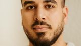 Mohamed Alobied, 27, Sozialarbeiter   "Mit meiner Familie floh ich 2016 aus Syrien. Etwa zehn Monate lebten wir in einer Flüchtlingsunterkunft. Es war schlimm: Man findet nie Ruhe, warten ist alles, was man tut. Nach vier Jahren konnte ich Soziale Arbeit studieren, nun arbeite ich selbst in einer Unterkunft. Am Anfang fand ich es schwierig, meine Rolle zu finden. Ich zögerte, Traumatisierten zu erzählen, dass ich Ähnliches erlebt hatte. Inzwischen teile ich es. Es zeigt Menschen, dass das Leben weitergeht. Ich finde, Deutschland muss denen, die vor dem Krieg fliehen, schneller helfen. Dafür müssen andere schneller abgeschoben werden. Und zwar die Menschen, die aus sicheren Ländern oder wegen des Geldes kommen. Ansonsten bleiben sie, solange sie können. Aber sie haben keine Aussicht auf einen Aufenthaltstitel und somit keine Chance. Niemand macht etwas mit ihnen, sie sitzen zwischen den Stühlen. Wenn sie schneller gehen, kann man Kriegsflüchtlingen besser helfen, sich schneller zu integrieren. Deutschland muss klarer unterscheiden und schneller handeln."