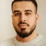 Mohamed Alobied, 27, Sozialarbeiter   "Mit meiner Familie floh ich 2016 aus Syrien. Etwa zehn Monate lebten wir in einer Flüchtlingsunterkunft. Es war schlimm: Man findet nie Ruhe, warten ist alles, was man tut. Nach vier Jahren konnte ich Soziale Arbeit studieren, nun arbeite ich selbst in einer Unterkunft. Am Anfang fand ich es schwierig, meine Rolle zu finden. Ich zögerte, Traumatisierten zu erzählen, dass ich Ähnliches erlebt hatte. Inzwischen teile ich es. Es zeigt Menschen, dass das Leben weitergeht. Ich finde, Deutschland muss denen, die vor dem Krieg fliehen, schneller helfen. Dafür müssen andere schneller abgeschoben werden. Und zwar die Menschen, die aus sicheren Ländern oder wegen des Geldes kommen. Ansonsten bleiben sie, solange sie können. Aber sie haben keine Aussicht auf einen Aufenthaltstitel und somit keine Chance. Niemand macht etwas mit ihnen, sie sitzen zwischen den Stühlen. Wenn sie schneller gehen, kann man Kriegsflüchtlingen besser helfen, sich schneller zu integrieren. Deutschland muss klarer unterscheiden und schneller handeln."