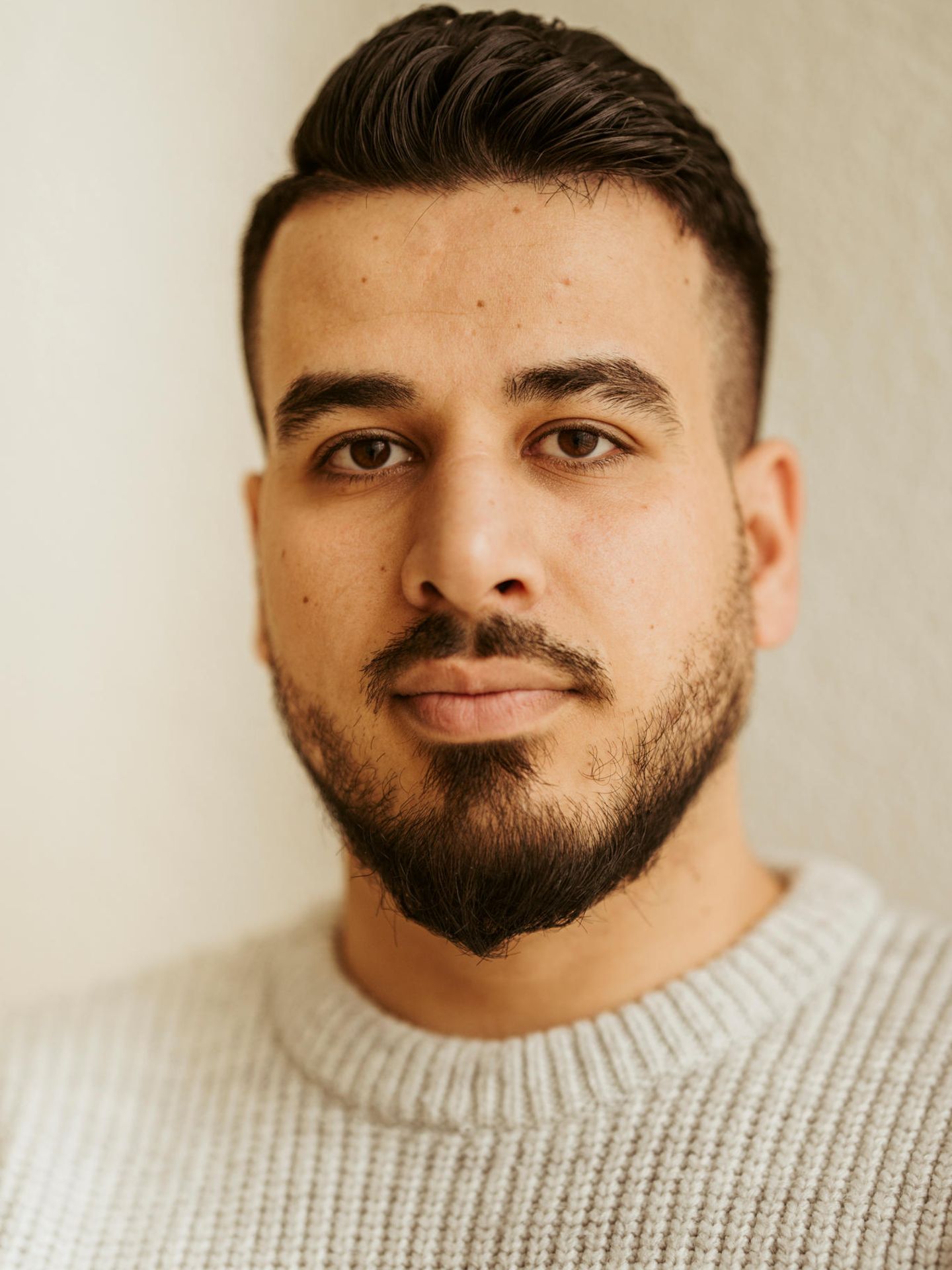 Mohamed Alobied, 27, Sozialarbeiter   "Mit meiner Familie floh ich 2016 aus Syrien. Etwa zehn Monate lebten wir in einer Flüchtlingsunterkunft. Es war schlimm: Man findet nie Ruhe, warten ist alles, was man tut. Nach vier Jahren konnte ich Soziale Arbeit studieren, nun arbeite ich selbst in einer Unterkunft. Am Anfang fand ich es schwierig, meine Rolle zu finden. Ich zögerte, Traumatisierten zu erzählen, dass ich Ähnliches erlebt hatte. Inzwischen teile ich es. Es zeigt Menschen, dass das Leben weitergeht. Ich finde, Deutschland muss denen, die vor dem Krieg fliehen, schneller helfen. Dafür müssen andere schneller abgeschoben werden. Und zwar die Menschen, die aus sicheren Ländern oder wegen des Geldes kommen. Ansonsten bleiben sie, solange sie können. Aber sie haben keine Aussicht auf einen Aufenthaltstitel und somit keine Chance. Niemand macht etwas mit ihnen, sie sitzen zwischen den Stühlen. Wenn sie schneller gehen, kann man Kriegsflüchtlingen besser helfen, sich schneller zu integrieren. Deutschland muss klarer unterscheiden und schneller handeln."