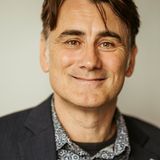 Gerhard Rasch, 54, Leiter des Jugendamts Landkreis Lörrach  "Für meine 260 Mitarbeiter und mich war es ein extremes Jahr. Seit August kamen monatlich mehr als 200 Kinder und Jugendliche über die Schweizer Grenze – die Jüngsten zwölf Jahre alt. Manche dieser unbegleiteten Minderjährigen haben in verheerenden Lagern in Libyen gelebt, manche haben auf der Flucht Familienmitglieder verloren, mussten erleben, wie Geschwister ertranken. Nach vier Wochen sollten sie eigentlich auf andere Bundesländer verteilt werden, doch weil so viele gleichzeitig ankamen, hängen manche monatelang in den Unterkünften fest.   Die Jugendhilfe hat den gesetzlichen Auftrag, minderjährige Geflüchtete zu versorgen und zu integrieren. Was auch immer wir tun, wir kommen nicht vor die Welle, weil am nächsten Tag schon die nächsten Geflüchteten vor der Tür stehen. Uns fehlen die Sozialarbeiter und Erzieher für so viele Jugendliche. Anfangs sprangen Mitarbeiter unserer Familienhilfe ein, aber sie fehlten bei der Betreuung einheimischer Familien. Wenn Anspruch und Wirklichkeit zu weit auseinanderklaffen, verlieren die Menschen den Mut. Auch ich selbst merke die nervliche Anspannung. Ich habe das Dienst-Handy immer in der Nähe, falls die Bundespolizei wieder junge Flüchtlinge bringt oder Mitarbeitende Unterstützung benötigten. Es gelang uns, 30 zusätzliche Betreuer einzustellen, keine Fachkräfte. Die Qualifikation war eine Ausbildung, egal welche: Handwerker, Krankenschwestern, Altenpfleger, auch ehemalige Geflüchtete. Die Jugendlichen sind eine Herausforderung, aber zugleich sehe ich sie als eine der größten Chancen, dem demografischen Wandel zu begegnen. Sie sind so integrationswillig – alle. Wir brauchen sie an allen Ecken und Enden und sollten uns die Zeit und den Aufwand für ihre Integration nehmen." 