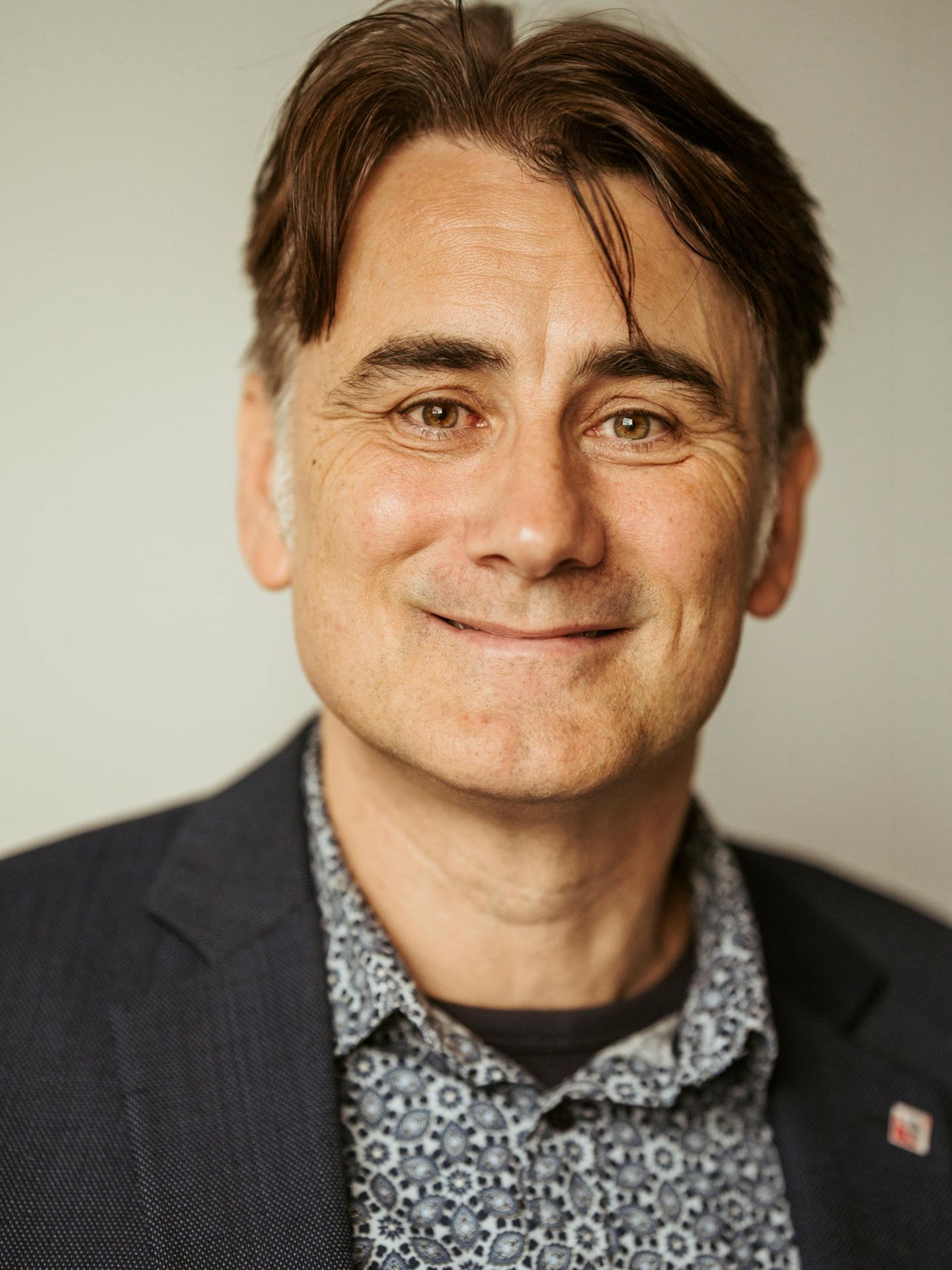 Gerhard Rasch, 54, Leiter des Jugendamts Landkreis Lörrach  "Für meine 260 Mitarbeiter und mich war es ein extremes Jahr. Seit August kamen monatlich mehr als 200 Kinder und Jugendliche über die Schweizer Grenze – die Jüngsten zwölf Jahre alt. Manche dieser unbegleiteten Minderjährigen haben in verheerenden Lagern in Libyen gelebt, manche haben auf der Flucht Familienmitglieder verloren, mussten erleben, wie Geschwister ertranken. Nach vier Wochen sollten sie eigentlich auf andere Bundesländer verteilt werden, doch weil so viele gleichzeitig ankamen, hängen manche monatelang in den Unterkünften fest.   Die Jugendhilfe hat den gesetzlichen Auftrag, minderjährige Geflüchtete zu versorgen und zu integrieren. Was auch immer wir tun, wir kommen nicht vor die Welle, weil am nächsten Tag schon die nächsten Geflüchteten vor der Tür stehen. Uns fehlen die Sozialarbeiter und Erzieher für so viele Jugendliche. Anfangs sprangen Mitarbeiter unserer Familienhilfe ein, aber sie fehlten bei der Betreuung einheimischer Familien. Wenn Anspruch und Wirklichkeit zu weit auseinanderklaffen, verlieren die Menschen den Mut. Auch ich selbst merke die nervliche Anspannung. Ich habe das Dienst-Handy immer in der Nähe, falls die Bundespolizei wieder junge Flüchtlinge bringt oder Mitarbeitende Unterstützung benötigten. Es gelang uns, 30 zusätzliche Betreuer einzustellen, keine Fachkräfte. Die Qualifikation war eine Ausbildung, egal welche: Handwerker, Krankenschwestern, Altenpfleger, auch ehemalige Geflüchtete. Die Jugendlichen sind eine Herausforderung, aber zugleich sehe ich sie als eine der größten Chancen, dem demografischen Wandel zu begegnen. Sie sind so integrationswillig – alle. Wir brauchen sie an allen Ecken und Enden und sollten uns die Zeit und den Aufwand für ihre Integration nehmen." 