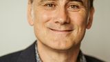 Gerhard Rasch, 54, Leiter des Jugendamts Landkreis Lörrach  "Für meine 260 Mitarbeiter und mich war es ein extremes Jahr. Seit August kamen monatlich mehr als 200 Kinder und Jugendliche über die Schweizer Grenze – die Jüngsten zwölf Jahre alt. Manche dieser unbegleiteten Minderjährigen haben in verheerenden Lagern in Libyen gelebt, manche haben auf der Flucht Familienmitglieder verloren, mussten erleben, wie Geschwister ertranken. Nach vier Wochen sollten sie eigentlich auf andere Bundesländer verteilt werden, doch weil so viele gleichzeitig ankamen, hängen manche monatelang in den Unterkünften fest.   Die Jugendhilfe hat den gesetzlichen Auftrag, minderjährige Geflüchtete zu versorgen und zu integrieren. Was auch immer wir tun, wir kommen nicht vor die Welle, weil am nächsten Tag schon die nächsten Geflüchteten vor der Tür stehen. Uns fehlen die Sozialarbeiter und Erzieher für so viele Jugendliche. Anfangs sprangen Mitarbeiter unserer Familienhilfe ein, aber sie fehlten bei der Betreuung einheimischer Familien. Wenn Anspruch und Wirklichkeit zu weit auseinanderklaffen, verlieren die Menschen den Mut. Auch ich selbst merke die nervliche Anspannung. Ich habe das Dienst-Handy immer in der Nähe, falls die Bundespolizei wieder junge Flüchtlinge bringt oder Mitarbeitende Unterstützung benötigten. Es gelang uns, 30 zusätzliche Betreuer einzustellen, keine Fachkräfte. Die Qualifikation war eine Ausbildung, egal welche: Handwerker, Krankenschwestern, Altenpfleger, auch ehemalige Geflüchtete. Die Jugendlichen sind eine Herausforderung, aber zugleich sehe ich sie als eine der größten Chancen, dem demografischen Wandel zu begegnen. Sie sind so integrationswillig – alle. Wir brauchen sie an allen Ecken und Enden und sollten uns die Zeit und den Aufwand für ihre Integration nehmen." 