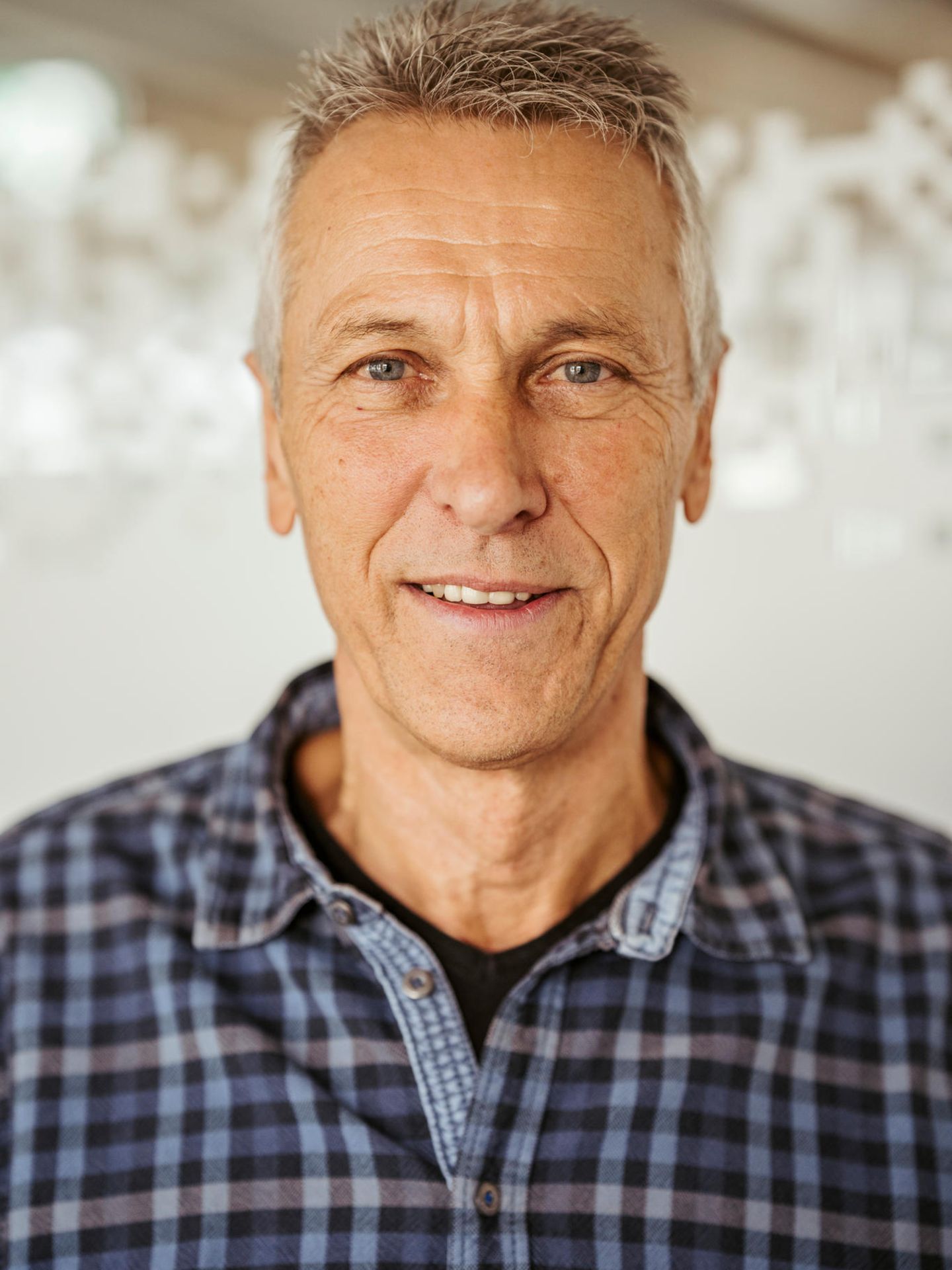 „Der Druck, Plätze zu finden, ist gewaltig“ Thomas Vollbrecht, 65, Mitarbeiter des Landratsamts, sucht nach Unterkünften "Wenn uns ein Haus angeboten wird, besichtigen es ein Architekt und ein Brandschutz-Sachverständiger. Denn wenn wir beispielsweise einen Gasthof zur Unterkunft machen wollen, ist dies eine Nutzungsänderung, dann gelten die aktuellen Brandschutzbestimmungen. Die sind häufig ein K.o.-Kriterium, weil der Umbau sehr teuer wird. Schwierig wird es auch, wenn es bereits eine Flüchtlingsunterkunft im Ort gibt. Wir haben beispielsweise in einer Gemeinde mit 260 Einwohnern ein Gasthaus angemietet mit 57 Plätzen. Dort wurde uns ein weiteres Objekt angeboten. Solche Objekte nehmen wir nur für den Fall, dass sonst gar nichts mehr geht. Der Druck ist gewaltig, ab Dezember haben wir keine Reserven mehr. Wir müssen pro Monat 100 neue Plätze schaffen. Momentan suchen wir vor allem leere Hallen, die man binnen weniger Tage belegen kann, und unbebaute Grundstücke für Traglufthallen. Eine Traglufthalle für 144 Menschen wurde uns angeboten, für 80.000 Euro Miete pro Monat. Sie bekommen auch eine für die Hälfte, aber nicht sofort. Hinzu kommen 200.000 bis 400.000 Euro für Aufbau und Abbau. Natürlich nutzen manche Anbieter die Gunst der Stunde. Der Komfort der Hallen ist gering, es gibt kaum Privatheit. Wenn einer nachts Licht macht, werden 150 Bewohner gestört. Wir müssen auch Familien in Hallen unterbringen. Und Minderjährige in Zelten. Gerade haben wir ein weiteres Zelt aufgestellt. Gesetzliche Standards einzuhalten ist in Notsituationen schwierig. Und wir sind in einer Notsituation."