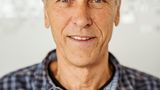Thomas Vollbrecht, 65, Mitarbeiter des Landratsamts, sucht nach Unterkünften  "Wenn uns ein Haus angeboten wird, besichtigen es ein Architekt und ein Brandschutz-Sachverständiger. Denn wenn wir beispielsweise einen Gasthof zur Unterkunft machen wollen, ist dies eine Nutzungsänderung, dann gelten die aktuellen Brandschutzbestimmungen. Die sind häufig ein K.o.-Kriterium, weil der Umbau sehr teuer wird. Schwierig wird es auch, wenn es bereits eine Flüchtlingsunterkunft im Ort gibt. Wir haben beispielsweise in einer Gemeinde mit 260 Einwohnern ein Gasthaus angemietet mit 57 Plätzen. Dort wurde uns ein weiteres Objekt angeboten. Solche Objekte nehmen wir nur für den Fall, dass sonst gar nichts mehr geht.   Der Druck ist gewaltig, ab Dezember haben wir keine Reserven mehr. Wir müssen pro Monat 100 neue Plätze schaffen. Momentan suchen wir vor allem leere Hallen, die man binnen weniger Tage belegen kann, und unbebaute Grundstücke für Traglufthallen. Eine Traglufthalle für 144 Menschen wurde uns angeboten, für 80.000 Euro Miete pro Monat. Sie bekommen auch eine für die Hälfte, aber nicht sofort. Hinzu kommen 200.000 bis 400.000 Euro für Aufbau und Abbau. Natürlich nutzen manche Anbieter die Gunst der Stunde.   Der Komfort der Hallen ist gering, es gibt kaum Privatheit. Wenn einer nachts Licht macht, werden 150 Bewohner gestört. Wir müssen auch Familien in Hallen unterbringen. Und Minderjährige in Zelten. Gerade haben wir ein weiteres Zelt aufgestellt. Gesetzliche Standards einzuhalten ist in Notsituationen schwierig. Und wir sind in einer Notsituation."