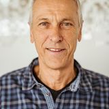 Thomas Vollbrecht, 65, Mitarbeiter des Landratsamts, sucht nach Unterkünften  "Wenn uns ein Haus angeboten wird, besichtigen es ein Architekt und ein Brandschutz-Sachverständiger. Denn wenn wir beispielsweise einen Gasthof zur Unterkunft machen wollen, ist dies eine Nutzungsänderung, dann gelten die aktuellen Brandschutzbestimmungen. Die sind häufig ein K.o.-Kriterium, weil der Umbau sehr teuer wird. Schwierig wird es auch, wenn es bereits eine Flüchtlingsunterkunft im Ort gibt. Wir haben beispielsweise in einer Gemeinde mit 260 Einwohnern ein Gasthaus angemietet mit 57 Plätzen. Dort wurde uns ein weiteres Objekt angeboten. Solche Objekte nehmen wir nur für den Fall, dass sonst gar nichts mehr geht.   Der Druck ist gewaltig, ab Dezember haben wir keine Reserven mehr. Wir müssen pro Monat 100 neue Plätze schaffen. Momentan suchen wir vor allem leere Hallen, die man binnen weniger Tage belegen kann, und unbebaute Grundstücke für Traglufthallen. Eine Traglufthalle für 144 Menschen wurde uns angeboten, für 80.000 Euro Miete pro Monat. Sie bekommen auch eine für die Hälfte, aber nicht sofort. Hinzu kommen 200.000 bis 400.000 Euro für Aufbau und Abbau. Natürlich nutzen manche Anbieter die Gunst der Stunde.   Der Komfort der Hallen ist gering, es gibt kaum Privatheit. Wenn einer nachts Licht macht, werden 150 Bewohner gestört. Wir müssen auch Familien in Hallen unterbringen. Und Minderjährige in Zelten. Gerade haben wir ein weiteres Zelt aufgestellt. Gesetzliche Standards einzuhalten ist in Notsituationen schwierig. Und wir sind in einer Notsituation."