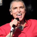 Ihr Markenzeichen war ihre Glatze. Mit dem gefühlvollen Song "Nothing Compares 2 You" wurde sie 1990 über Nacht zum Superstar. Doch am 26. Juli schloss Sinéad O'Connor im Alter von 56 Jahren für immer die Augen. Woran die irische Popsängerin starb, ist unklar. Sie war am 8. Dezember 1966 geboren worden. Im Laufe ihres Lebens nahm sie mehrere Alben auf. Mit kontroversen Auftritten und Aussagen erregte O'Connor immer wieder Aufmerksamkeit, sie zerriss etwa 1992 vor laufender Kamera ein Bild von Papst Johannes Paul II. O'Connor sprach in der Vergangenheit über psychische Probleme. "Psychische Krankheiten sind ein bisschen wie Drogen – sie kümmern sich nicht darum, wer du bist", sagte sie in einem Video, das im Jahr 2017 Sorgen um O'Connor ausgelöst hatte. Im Januar 2022 verlor sie ihren damals erst 17-jährigen Sohn. Spirituell hatte O'Connor verschiedene Richtungen eingeschlagen. Vor einigen Jahren wurde bekanntgegeben, sie sei zum Islam konvertiert. In den 90ern hatte sie sich von einer katholischen Splittergruppe angeblich zur Priesterin weihen lassen. O'Connor hatte mehrfach angekündigt, ihre Karriere beenden zu wollen.