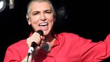 Ihr Markenzeichen war ihre Glatze. Mit dem gefühlvollen Song "Nothing Compares 2 You" wurde sie 1990 über Nacht zum Superstar. Doch am 26. Juli schloss Sinéad O'Connor im Alter von 56 Jahren für immer die Augen. Woran die irische Popsängerin starb, ist unklar. Sie war am 8. Dezember 1966 geboren worden. Im Laufe ihres Lebens nahm sie mehrere Alben auf. Mit kontroversen Auftritten und Aussagen erregte O'Connor immer wieder Aufmerksamkeit, sie zerriss etwa 1992 vor laufender Kamera ein Bild von Papst Johannes Paul II. O'Connor sprach in der Vergangenheit über psychische Probleme. "Psychische Krankheiten sind ein bisschen wie Drogen – sie kümmern sich nicht darum, wer du bist", sagte sie in einem Video, das im Jahr 2017 Sorgen um O'Connor ausgelöst hatte. Im Januar 2022 verlor sie ihren damals erst 17-jährigen Sohn. Spirituell hatte O'Connor verschiedene Richtungen eingeschlagen. Vor einigen Jahren wurde bekanntgegeben, sie sei zum Islam konvertiert. In den 90ern hatte sie sich von einer katholischen Splittergruppe angeblich zur Priesterin weihen lassen. O'Connor hatte mehrfach angekündigt, ihre Karriere beenden zu wollen.