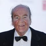 Der als "schöne Konsul" bekannte Weyer war wegen seiner Tätigkeit als Titelhändler ab den 60er Jahren immer wieder mit der Justiz in Konflikt gekommen. 1980 setzte er sich nach Südamerika ab. Weyer kehrte erstmals 1988 wieder besuchsweise nach München zurück, nachdem die Justiz alle Ermittlungen gegen ihn eingestellt hatte. Bei der Bayerischen Akademie für Werbung und Marketing beschrieb er sein Marketing-Konzept einst mit den Worten "mit möglichst geringem Aufwand viel Geld zu machen". Seine Berufung sei es gewesen, die Eitelkeiten der Reichen zu befriedigen. Mit 18 Jahren schwatzte er demnach dem bolivianischen Präsidenten das erste Honorarkonsulat ab und verscherbelte den Titel für 20 000 Dollar an einen Fabrikanten. Nach eigenen Angaben verkaufte Weyer über die Jahre hinweg mehrere Hundert Konsulate. Im Dezember 1991 heiratete er im bayerischen Rottach Egern seine Leibärztin und Botschafter-Tochter Christina Scholtyssek. Weyer starb am 15. August im Alter von 85 Jahren.