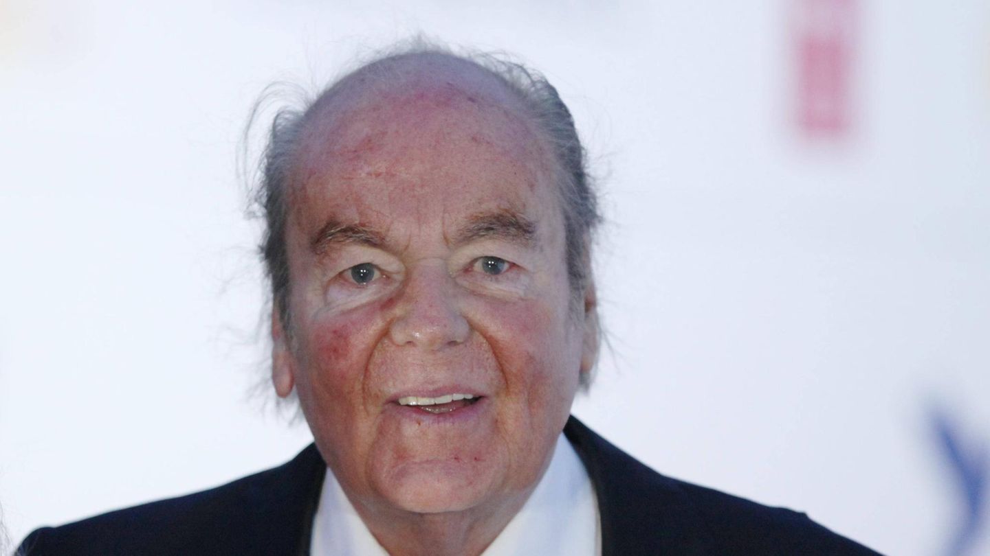 Hans-Hermann Weyer Der als "schöne Konsul" bekannte Weyer war wegen seiner Tätigkeit als Titelhändler ab den 60er Jahren immer wieder mit der Justiz in Konflikt gekommen. 1980 setzte er sich nach Südamerika ab. Weyer kehrte erstmals 1988 wieder besuchsweise nach München zurück, nachdem die Justiz alle Ermittlungen gegen ihn eingestellt hatte. Bei der Bayerischen Akademie für Werbung und Marketing beschrieb er sein Marketing-Konzept einst mit den Worten "mit möglichst geringem Aufwand viel Geld zu machen". Seine Berufung sei es gewesen, die Eitelkeiten der Reichen zu befriedigen. Mit 18 Jahren schwatzte er demnach dem bolivianischen Präsidenten das erste Honorarkonsulat ab und verscherbelte den Titel für 20 000 Dollar an einen Fabrikanten. Nach eigenen Angaben verkaufte Weyer über die Jahre hinweg mehrere Hundert Konsulate. Im Dezember 1991 heiratete er im bayerischen Rottach Egern seine Leibärztin und Botschafter-Tochter Christina Scholtyssek. Weyer starb am 15. August im Alter von 85 Jahren.