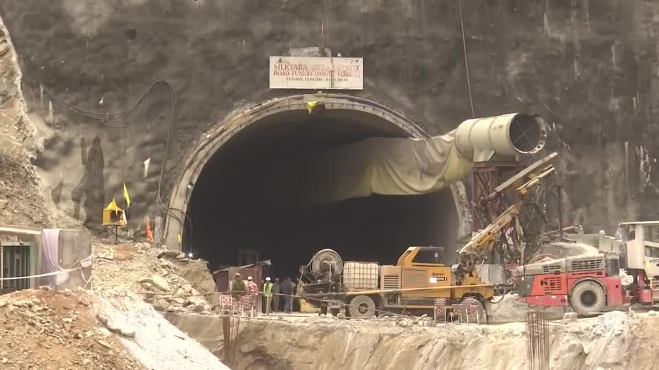 Video: Indien: Rettung von verschütteten Bauarbeitern geht nur langsam voran Video: Indien: Rettung von verschütteten Bauarbeitern geht nur langsam voran