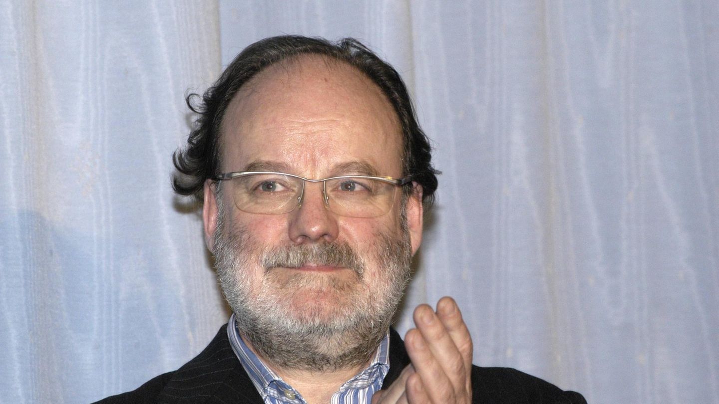 1984 hatte Hermann-Josef Emons, wie sein Geburtsname lautet, den Emons Verlag in Köln gegründet. Das erste Buch, das dort veröffentlicht wurde, war der Stadtführer "Köln zwischen Himmel und Ääd". Der regionale Schwerpunkt war von Beginn an klar. 1985 erschien mit "Tödlicher Klüngel" von Christoph Gottwald (68) der erste Roman in der Reihe "Köln-Krimi". Das Buch gilt als erster deutscher Regionalkrimi. Später folgten Krimireihen aus verschiedenen anderen Regionen. Heute gibt es 40 Serien im Verlag. Hejo Emons war also der Verleger, der die Welle der erfolgreichen Regionalkrimis lostrat, die mittlerweile auch ins Fernsehen übergeschwappt ist. Aus dem Hause Emons stammen auch die verbreiteten Reiseführer "111 Orte, die man gesehen haben muss". Band eins erschien 2008, natürlich über Köln. Mittlerweile gibt es über 360 Ausgaben. Emons starb am 20. August im Alter von 73 Jahren.