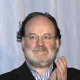 1984 hatte Hermann-Josef Emons, wie sein Geburtsname lautet, den Emons Verlag in Köln gegründet. Das erste Buch, das dort veröffentlicht wurde, war der Stadtführer "Köln zwischen Himmel und Ääd". Der regionale Schwerpunkt war von Beginn an klar. 1985 erschien mit "Tödlicher Klüngel" von Christoph Gottwald (68) der erste Roman in der Reihe "Köln-Krimi". Das Buch gilt als erster deutscher Regionalkrimi. Später folgten Krimireihen aus verschiedenen anderen Regionen. Heute gibt es 40 Serien im Verlag. Hejo Emons war also der Verleger, der die Welle der erfolgreichen Regionalkrimis lostrat, die mittlerweile auch ins Fernsehen übergeschwappt ist. Aus dem Hause Emons stammen auch die verbreiteten Reiseführer "111 Orte, die man gesehen haben muss". Band eins erschien 2008, natürlich über Köln. Mittlerweile gibt es über 360 Ausgaben. Emons starb am 20. August im Alter von 73 Jahren.