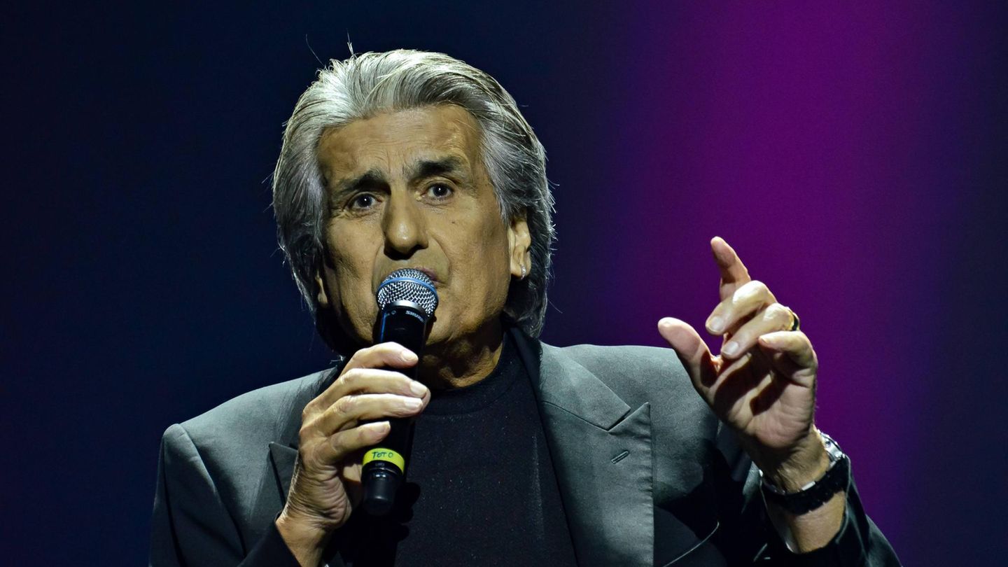 Toto Cutugno gehörte lange Zeit zu den Superstars in Italien. Mit seinen seichten Popnummern begeisterte er ein Millionenpublikum. In Deutschland verbindet man mit Cutugno vor allem den Italo-Klassiker "L'Italiano", der dort eher unter dem Refrain "Lasciatemi cantare" (Lasst mich singen) bekannt ist. Zu seinen größten Erfolgen gehört sein Sieg beim Eurovision Song Contest (ESC) von 1990 in Zagreb mit "Insieme 1992". Mit 100 Millionen verkauften Alben gehört Cutugno zu den erfolgreichsten Sängern Italiens. Insgesamt 15 Mal nahm er an dem legendären Sanremo-Festival als Interpret teil - einmal gewann er den Wettbewerb: 1980 mit dem Lied "Solo noi" (Nur wir). Weitere 15 Mal komponierte er für Teilnehmer die Lieder. 2007 erkrankte er an Prostatakrebs, konnte sich jedoch wieder erholen. In den letzten Jahren seines Lebens zog sich Cutugno fast vollständig aus der Öffentlichkeit zurück. Er starb am 22. August im Alter von 80 Jahren in Mailand.
