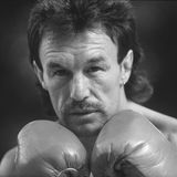 Sein nahender Tod hatte sich abgezeichnet. Denn in den letzten Jahren seines Lebens litt der Boxer an Demenz. Die Erkrankung hatten er und seine Frau im Sommer 2021 öffentlich gemacht. Weller hatte sich 1983 durch einen k.-o.-Sieg in der ersten Runde gegen den Amerikaner James Ortega die Weltmeisterschaft im Superfedergewicht des wenig bedeutsamen Verbandes World Athletic Association erkämpft. Ein Jahr später wurde er auch Europameister. Den Gürtel verlor er erst bei seiner fünften Titelverteidigung gegen den späteren WBO-Champion Gert Bo Jacobsen. Das blieb die einzige Niederlage seiner Profi-Karriere. Bis zu seinem Wechsel ins Profilager hatte der Olympia-Teilnehmer von 1976 insgesamt 355 Amateurkämpfe bestritten und davon 338 gewonnen. Berühmt wurde Weller aber auch wegen seiner extravaganten Auftritte und Outfits. Im Ring trug er glitzernde Shorts mit knalligen Botschaften, für Bilder posierte er halb nackt mit fingerdicken Goldketten auf Motorrädern. "Der schöne René" – so wurde Weller in den Medien oft genannt. Der fünfmalige "Boxer des Jahres" machte auch mit seiner Festnahme und Verhaftung 1999 Schlagzeilen. Unter anderem wegen Hehlerei und Kokainhandels wurde Weller zu sieben Jahren Haft verurteilt, vier davon musste er absitzen. Nach seiner Entlassung versuchte sich Weller als Schauspieler, Musiker, Box-Trainer und Initiator einer Unterhaltungsshow. Am 22. August starb er im Alter von 69 Jahren.