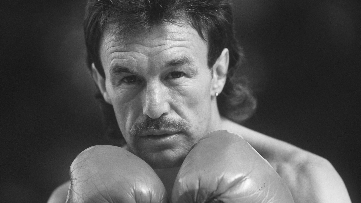 Sein nahender Tod hatte sich abgezeichnet. Denn in den letzten Jahren seines Lebens litt der Boxer an Demenz. Die Erkrankung hatten er und seine Frau im Sommer 2021 öffentlich gemacht. Weller hatte sich 1983 durch einen k.-o.-Sieg in der ersten Runde gegen den Amerikaner James Ortega die Weltmeisterschaft im Superfedergewicht des wenig bedeutsamen Verbandes World Athletic Association erkämpft. Ein Jahr später wurde er auch Europameister. Den Gürtel verlor er erst bei seiner fünften Titelverteidigung gegen den späteren WBO-Champion Gert Bo Jacobsen. Das blieb die einzige Niederlage seiner Profi-Karriere. Bis zu seinem Wechsel ins Profilager hatte der Olympia-Teilnehmer von 1976 insgesamt 355 Amateurkämpfe bestritten und davon 338 gewonnen. Berühmt wurde Weller aber auch wegen seiner extravaganten Auftritte und Outfits. Im Ring trug er glitzernde Shorts mit knalligen Botschaften, für Bilder posierte er halb nackt mit fingerdicken Goldketten auf Motorrädern. "Der schöne René" – so wurde Weller in den Medien oft genannt. Der fünfmalige "Boxer des Jahres" machte auch mit seiner Festnahme und Verhaftung 1999 Schlagzeilen. Unter anderem wegen Hehlerei und Kokainhandels wurde Weller zu sieben Jahren Haft verurteilt, vier davon musste er absitzen. Nach seiner Entlassung versuchte sich Weller als Schauspieler, Musiker, Box-Trainer und Initiator einer Unterhaltungsshow. Am 22. August starb er im Alter von 69 Jahren.