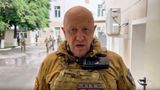 Der Chef der Söldnertruppe Wagner, Jewgeni Prigoschin, kam am 23. August im Alter von 62 Jahren ums Leben, als sein Privatjet kurz nach dem Start nordwestlich von Moskau in ein Feld stürzte. Nach dem Absturz der Maschine beruhte die Nachricht vom Tod Prigoschins vor allem darauf, dass sein Name auf dieser Liste der Fluggesellschaft stand. Auch der militärische Anführer der Söldnertruppe, der Ex-Geheimdienstoffizier Dmitri Utkin, und andere Führungsfiguren von Wagner kamen ums Leben. Priogoschin hatte zwei Monate zuvor im Juni eine Meuterei gegen die russische Militär- und Staatsführung angezettelt. Präsident Wladimir Putin nannte ihn damals einen Verräter.Wegen seiner Kritik an Korruption und Unfähigkeit der Militärführung im Angriffskrieg gegen die Ukraine war Prigoschin bei vielen Russen populär. Die Söldnertruppe Wagner kämpfte in der Ukraine, aber auch in Syrien und in vielen afrikanischen Ländern.