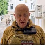 Der Chef der Söldnertruppe Wagner, Jewgeni Prigoschin, kam am 23. August im Alter von 62 Jahren ums Leben, als sein Privatjet kurz nach dem Start nordwestlich von Moskau in ein Feld stürzte. Nach dem Absturz der Maschine beruhte die Nachricht vom Tod Prigoschins vor allem darauf, dass sein Name auf dieser Liste der Fluggesellschaft stand. Auch der militärische Anführer der Söldnertruppe, der Ex-Geheimdienstoffizier Dmitri Utkin, und andere Führungsfiguren von Wagner kamen ums Leben. Priogoschin hatte zwei Monate zuvor im Juni eine Meuterei gegen die russische Militär- und Staatsführung angezettelt. Präsident Wladimir Putin nannte ihn damals einen Verräter.Wegen seiner Kritik an Korruption und Unfähigkeit der Militärführung im Angriffskrieg gegen die Ukraine war Prigoschin bei vielen Russen populär. Die Söldnertruppe Wagner kämpfte in der Ukraine, aber auch in Syrien und in vielen afrikanischen Ländern.