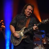 Der ehemalige Gitarrist der Erfolgsgruppe Whitesnake verstarb am 24. August im Alter von 72 Jahren. Marsden, der 1951 in Buckingham geboren wurde, schloss sich in den 1970er Jahren zunächst verschiedenen Rockgruppen an, darunter der aus vormaligen Deep Purple-Mitgliedern bestehenden Band Paice Ashton Lord. Gemeinsam mit dem ehemaligen Deep Purple-Sänger David Coverdale (71) und Gitarrist Micky Moody (72) gründete Marsden 1978 Whitesnake. Auf den ersten fünf Alben der Band war sein Spiel zu hören. An vielen der bekanntesten Hits der Gruppe war er in dieser Zeit als Co-Autor beteiligt. Dazu zählen "Fool for Your Loving", "She's a Woman" und der internationale Chart-Erfolg "Here I Go Again" vom Album "Saints & Sinners". Noch während der Aufnahmen zu diesem Album verließ er die Gruppe jedoch, wurde Mitglied in wechselnden Combos, und veröffentlichte im Lauf der Jahre auch regelmäßig Soloalben. Der Rock- und Bluesgitarrist war auch für seine umfangreiche Gitarrenkollektion bekannt, um die ihn viele Kollegen beneidet haben sollen.