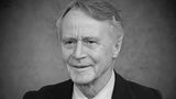 Hans-Ulrich Klose war von 1974 bis 1981 Erster Bürgermeister von Hamburg. Damals war er 37 Jahre alt und damit jüngster Regierungschef eines Bundeslandes. Sieben Jahre lang leitete er die Geschicke im Hamburger Rathaus, bis er im Mai 1981 überraschend zurücktrat. Zwei Jahre später wechselte er als Abgeordneter in den Deutschen Bundestag und blieb dort bis 2013. Nach dem Rücktritt von Hans-Jochen Vogel wurde Klose 1991 zum Vorsitzenden der SPD-Bundestagsfraktion gewählt, musste den Posten aber 1994 an Rudolf Scharping abtreten. Innerparteilich gehörter er als Schatzmeister bis 1991 zum engsten Führungskreis der SPD. Seit 1998 widmete er sich auf Bundesebene der Außen- und Sicherheitspolitik, war Vorsitzender des Auswärtigen Ausschusses und wurde 2010 zudem Koordinator für die transatlantische Zusammenarbeit im Auswärtigen Amt – ein Posten, den er 2011 aus familiären Gründen vorzeitig wieder aufgab. Am 6. September verstarb Klose im Alter von 86 Jahren.