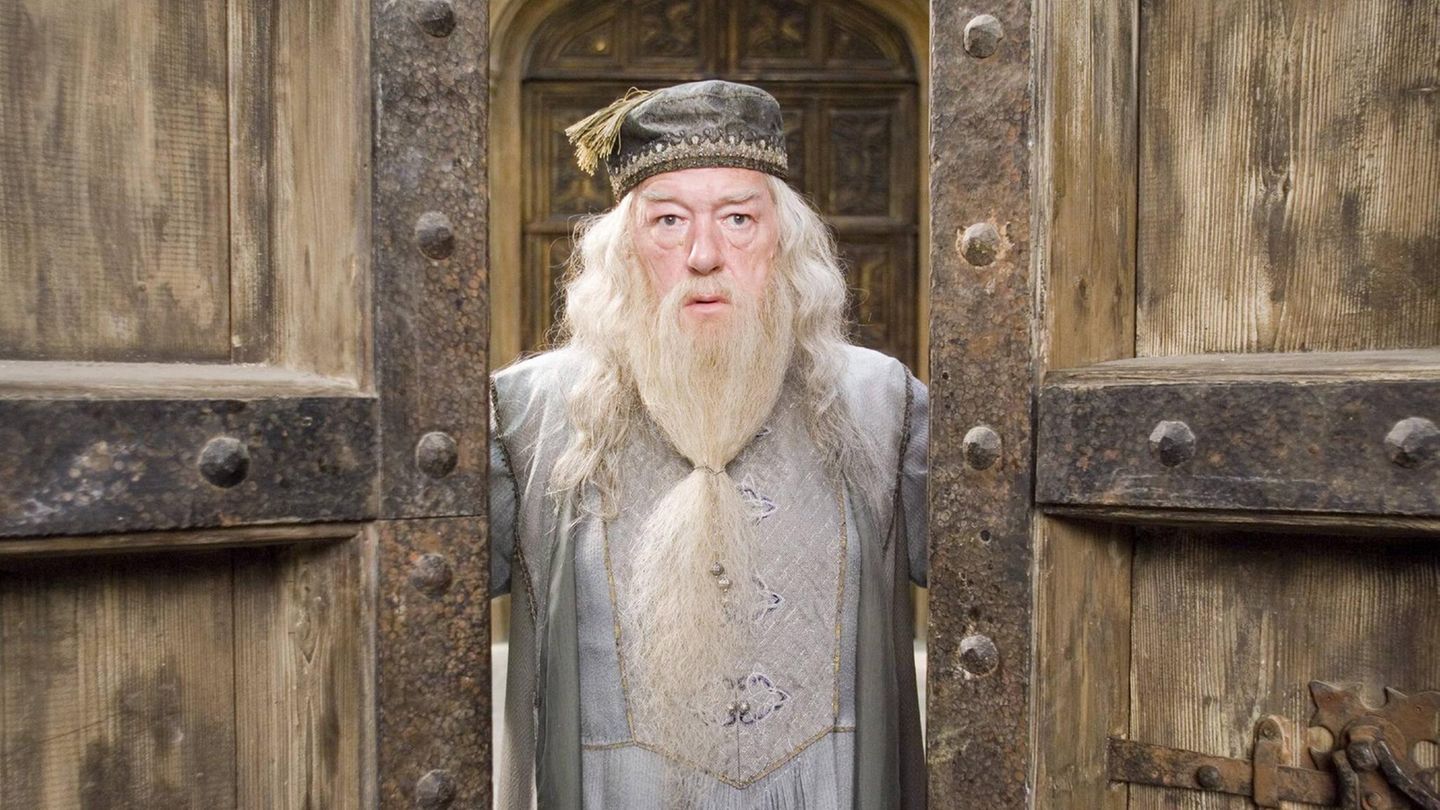 Gambon kannte man aus den "Harry Potter"-Filmen mit langem Bart, grauen Haaren und sanftem Blick. Er spielte Albus Dumbledore, den Leiter der Zauberschule Hogwarts. Die Rolle war in den ersten beiden Filmen von Richard Harris verkörpert worden. Nach Harris' Tod im Jahre 2002 hatte Gambon den wichtigen Part übernommen. Die Filme beruhen auf den Büchern von Autorin J.K. Rowling, die darin von einer magischen Welt erzählt. Die Figur Dumbledore nimmt darin den jungen Magier Harry Potter unter ihre Fittiche, nachdem dessen Eltern im Kampf gegen den bösen Voldemort ums Leben gekommen sind. Gambon starb am 27. September im Alter von 82 Jahren.