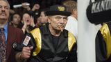 Der aus den "Rocky"-Filmen bekannte US-Schauspieler Burt Young starb am 8. Oktober in Los Angeles mit 83 Jahren. Mit der Rolle des grimmigen und aufbrausenden Schlachthausarbeiters Paulie Pennino im Box-Drama "Rocky" (1976) an der Seite von Action-Star Sylvester Stallone, dessen Schwager er spielte, erlangte er internationale Bekanntheit. Er wirkte in allen sechs Streifen der Saga als Bruder von Stallones schüchterner Freundin und späteren Ehefrau Adrian (Talia Shire) mit. Stallone, damals noch ein eher unbekannter Darsteller, habe ihn seinerzeit bekniet, die Rolle zu übernehmen, erzählte Young einst laut "New York Times". "Ich habe ihn (Paulie) zu einem rauen Kerl mit Sensibilität gemacht." Auch wenn er in dem Film viel schrie, sei er eigentlich ein Weichei gewesen. Young war selbst mal Boxer. Angefangen hatte er als junger Soldat bei den Marines. Seine Profikarriere war aber nicht lang. Später schlug er sich nach eigenen Angaben als Teppichleger und mit anderen Gelegenheitsjobs durch. Zur Schauspielerei kam er eher per Zufall, wurde aber von dem legendären Lee Strasberg unterrichtet. Er übernahm auch Rollen in "Chinatown", "The Killer Elite", "Es war einmal in Amerika" oder "Letzte Ausfahrt Brooklyn" von Bernd Eichinger und Uli Edel. Im Fernsehen war er unter anderem in "“M*A*S*H”", "Miami Vice" oder "The Sopranos" zu sehen. Im Theater spielte er an der Seite von Robert De Niro in "Cuba and His Teddy Bear".