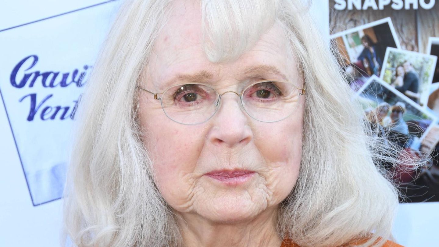 Die US-Amerikanerin, bekannt aus Werken wie der Stephen-King-Verfilmung "Carrie - Des Satans jüngste Tochter", "Gottes vergessene Kinder" und "Haie der Großstadt", starb am 14. Oktober im Alter von 91 Jahren in Los Angeles. Laurie war über viele Jahrzehnte in Kinofilmen und Fernsehserien zu sehen, erstmals 1950 in dem Film "Alter schützt vor Liebe nicht" mit Ronald Reagan. Nach einigen weiteren Rollen legte sie eine längere Pause ein. Laurie war unzufrieden mit den oberflächlichen Frauenrollen, die ihr als junger Frau angeboten wurden. Nach ihrer Rückkehr nach Hollywood übernahm sie zunehmend Charakterrollen. Im Horrorklassiker "Carrie" spielte sie die herrische Mutter der Titelfigur, die einem religiösen Wahn verfallen ist und ihrer Tochter Vorwürfe wegen deren erster Menstruation macht, sie später für eine Hexe hält und in Notwehr umgebracht wird. Ihre erste Oscar-Nominierung erhielt Laurie 1962 als Beste Hauptdarstellerin an der Seite von Paul Newman im Drama "The Hustler" (deutscher Titel: "Haie der Großstadt"), weitere Nominierungen in der Kategorie "Beste Nebendarstellerin" gab es für ihre Rollen im Horrorklassiker "Carrie - Des Satans jüngste Tochter" (1976) von Brian de Palma und das Drama "Gottes vergessene Kinder" von 1986. 1983 spielte sie in der erfolgreichen Mini-Serie "Die Dornenvögel" die Rolle der Anne Mueller. Für ihre Rolle als intrigante Catherine Martell in der Fernsehserie "Twin Peaks" gewann sie 1991 einen Golden Globe Award und sammelte zwei ihrer insgesamt neun Emmy-Nominierungen. Zuletzt war sie 2018 in dem Kriminalfilm "White Boy Rick" mit Matthew McConaughey zu sehen. Die Schauspielerin, die mit bürgerlichem Namen Rosetta Jacobs hieß, war von 1962 bis 1982 mit dem Filmkritiker und Pulitzer-Preisträger Joe Morgenstern verheiratet, ihr gemeinsames Kind Anne Grace wurde 1971 geboren.