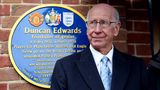 Der als Nationalheld verehrte Weltmeister von 1966 starb am 21. Oktober im Alter von 86 Jahren. Der langjährige Manchester-United-Profi war 2020 an Demenz erkrankt. Charlton war ein Idol seiner Generation – 1966 gewann er mit den Three Lions im eigenen Land den WM-Titel durch ein 4:2 gegen Deutschland. In Manchester war er einer der Schlüsselspieler der sogenannten "Busby Babes", der legendären United-Mannschaft, die zahlreiche Titel gewann, darunter 1968 den Europapokal. Geprägt worden war Charltons Karriere und Leben auch durch die Flugzeug-Katastrophe von München. Im Februar 1958 war Man United auf dem Heimweg von einem Europapokal-Spiel in Belgrad. Nach einer Zwischenlandung in München hatte die Maschine bei schlechtem Wetter Startprobleme. "Wir sind gar nicht erst abgehoben", erinnerte sich Charlton Jahrzehnte später sichtlich bewegt. "Wir sind in ein Haus gekracht und ich glaube in ein paar andere Hindernisse. Es war einfach ein Alptraum." 23 Menschen kamen bei dem Unglück ums Leben, Charlton war einer von 21 Überlebenden.