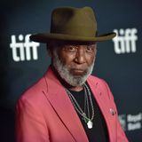 Am 24. Oktober starb der US-Schauspieler Richard Roundtree im Alter von 81 Jahren in seinem Haus in Los Angeles an Bauchspeicheldrüsenkrebs. Als erster schwarzer Actionheld wurde Roundtree in den 1970er Jahren durch seine Hauptrolle als der coole New Yorker Detektiv in "Shaft" (1971) unter der Regie von Gordon Parks zu einem der Gesichter der sogenannten Blaxploitation-Bewegung. Die Bewegung entwickelte sich in den späten 1960er Jahren zu einem Filmgenre und reflektierte das afroamerikanische Selbstbewusstsein. Basierend auf einem Roman von Ernest Tidyman, war "Shaft" ursprünglich für einen weißen Schauspieler vorgesehen. Doch Parks bestand darauf, Roundtree zu besetzen, nachdem er ihn bei einem Casting gesehen hatte. Roundtree wiederholte seine Rolle in den Fortsetzungen "Shaft's Big Score!" (1972) und "Shaft in Africa" (1973). Geboren am 9. Juli 1942 in New Rochelle, New York, begann Roundtree seine Karriere als Theaterschauspieler. Nach "Shaft" spielte er in einer Reihe von Filmen, darunter "Earthquake" (1974) neben Charlton Heston und Ava Gardner und "Man Friday" (1975) an der Seite von Peter O'Toole. Roundtree wurde bereits 1993 mit Brustkrebs diagnostiziert und setzte sich intensiv für die Aufklärung über männlichen Brustkrebs ein.