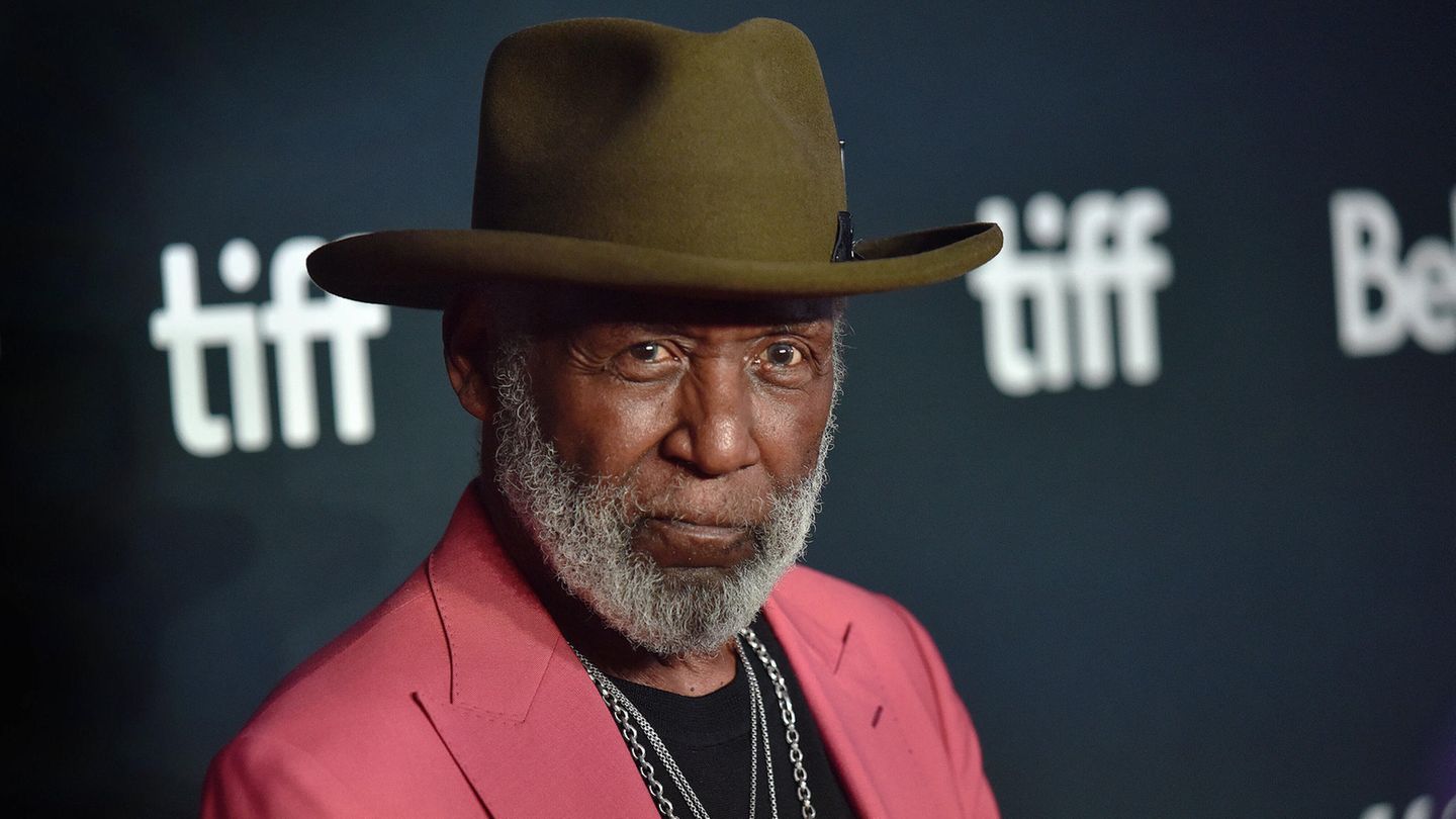 Am 24. Oktober starb der US-Schauspieler Richard Roundtree im Alter von 81 Jahren in seinem Haus in Los Angeles an Bauchspeicheldrüsenkrebs. Als erster schwarzer Actionheld wurde Roundtree in den 1970er Jahren durch seine Hauptrolle als der coole New Yorker Detektiv in "Shaft" (1971) unter der Regie von Gordon Parks zu einem der Gesichter der sogenannten Blaxploitation-Bewegung. Die Bewegung entwickelte sich in den späten 1960er Jahren zu einem Filmgenre und reflektierte das afroamerikanische Selbstbewusstsein. Basierend auf einem Roman von Ernest Tidyman, war "Shaft" ursprünglich für einen weißen Schauspieler vorgesehen. Doch Parks bestand darauf, Roundtree zu besetzen, nachdem er ihn bei einem Casting gesehen hatte. Roundtree wiederholte seine Rolle in den Fortsetzungen "Shaft's Big Score!" (1972) und "Shaft in Africa" (1973). Geboren am 9. Juli 1942 in New Rochelle, New York, begann Roundtree seine Karriere als Theaterschauspieler. Nach "Shaft" spielte er in einer Reihe von Filmen, darunter "Earthquake" (1974) neben Charlton Heston und Ava Gardner und "Man Friday" (1975) an der Seite von Peter O'Toole. Roundtree wurde bereits 1993 mit Brustkrebs diagnostiziert und setzte sich intensiv für die Aufklärung über männlichen Brustkrebs ein.