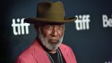 Am 24. Oktober starb der US-Schauspieler Richard Roundtree im Alter von 81 Jahren in seinem Haus in Los Angeles an Bauchspeicheldrüsenkrebs. Als erster schwarzer Actionheld wurde Roundtree in den 1970er Jahren durch seine Hauptrolle als der coole New Yorker Detektiv in "Shaft" (1971) unter der Regie von Gordon Parks zu einem der Gesichter der sogenannten Blaxploitation-Bewegung. Die Bewegung entwickelte sich in den späten 1960er Jahren zu einem Filmgenre und reflektierte das afroamerikanische Selbstbewusstsein. Basierend auf einem Roman von Ernest Tidyman, war "Shaft" ursprünglich für einen weißen Schauspieler vorgesehen. Doch Parks bestand darauf, Roundtree zu besetzen, nachdem er ihn bei einem Casting gesehen hatte. Roundtree wiederholte seine Rolle in den Fortsetzungen "Shaft's Big Score!" (1972) und "Shaft in Africa" (1973). Geboren am 9. Juli 1942 in New Rochelle, New York, begann Roundtree seine Karriere als Theaterschauspieler. Nach "Shaft" spielte er in einer Reihe von Filmen, darunter "Earthquake" (1974) neben Charlton Heston und Ava Gardner und "Man Friday" (1975) an der Seite von Peter O'Toole. Roundtree wurde bereits 1993 mit Brustkrebs diagnostiziert und setzte sich intensiv für die Aufklärung über männlichen Brustkrebs ein.
