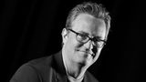 Der aus der Kultserie "Friends" bekannte amerikanisch-kanadische Schauspieler Matthew starb am 28.Oktober im Alter von 54 Jahren. Als Chandler Bing in der Kultserie "Friends" wurde Matthew Perry weltberühmt. Die Serie um die Protagonisten Rachel, Ross, Chandler, Monica, Joey und Phoebe wurde von 1994 bis 2004 in den USA produziert und in zig Ländern zum Fernsehkult. Vergangenes Jahr brachte Perry seine Autobiografie "Friends, Lovers and the Big Terrible Thing" heraus. Darin schrieb er offen über den jahrzehntelangen Kampf gegen seine Alkohol-, Drogen- und Tablettensucht. Jahrzehntelang habe die Suchtkrankheit sein Leben dominiert. Hauptsächlich Zigaretten, Alkohol und Schmerzmittel, teilweise Dutzende Pillen pro Tag, seien sein Problem gewesen, vor Heroin habe er Angst gehabt, was ihm womöglich das Leben gerettet habe, schrieb Perry. In den 80er Jahren hatte Perry erste Fernseh- und Filmrollen, darunter 1988 in dem Filmdrama "Jimmy Reardon" an der Seite von River Phoenix. Weitere Filmauftritte hatte er in der Komödie "Fools Rush In - Herz über Kopf" (1997) mit Salma Hayek, "Ein Ein Date zu dritt" (1999) mit Neve Campbell oder "Keine halben Sachen" (2000) mit Bruce Willis und Rosanna Arquette. Der Schauspieler war nie verheiratet. In seiner Autobiografie schrieb er, dass viele seiner privaten Beziehungen an seiner Sucht gescheitert seien. In dem Buch enthüllte er auch, dass er zu "Friends"-Zeiten eine Weile mit Julia Roberts zusammen war.