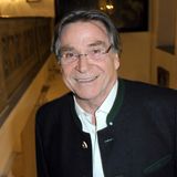 Der Schauspieler starb am 31. Oktober im Alter von 79 Jahren an Herzversagen. Zu Weppers größten Erfolgen zählt die ZDF-Serie "Zwei Münchner in Hamburg", für die er ab Ende der 1980er Jahre an der Seite von Uschi Glas vor der Kamera stand. 2008 engagierte ihn Regisseurin Doris Dörrie für ihren hochgelobten Kinofilm "Kirschblüten – Hanami", 2018 gab es eine Fortsetzung. Über seinen älteren Bruder Fritz war Elmar Wepper 1974 zum Fernsehen gekommen, und zwar zur ZDF-Krimireihe "Der Kommissar". Fortan stand er regelmäßig vor der Kamera. Hin und wieder drehten die Brüder auch gemeinsam – etwa in der Komödie "Drei unter einer Decke". Wepper lebte mit seiner Frau bei München. Es gibt einen Sohn und zwei Enkel.