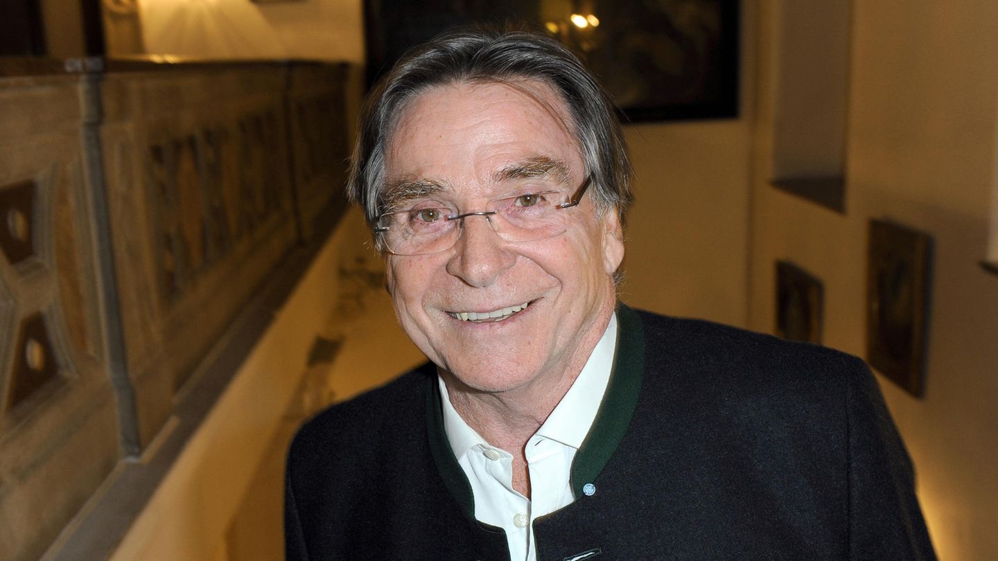 Der Schauspieler starb am 31. Oktober im Alter von 79 Jahren an Herzversagen. Zu Weppers größten Erfolgen zählt die ZDF-Serie "Zwei Münchner in Hamburg", für die er ab Ende der 1980er Jahre an der Seite von Uschi Glas vor der Kamera stand. 2008 engagierte ihn Regisseurin Doris Dörrie für ihren hochgelobten Kinofilm "Kirschblüten – Hanami", 2018 gab es eine Fortsetzung. Über seinen älteren Bruder Fritz war Elmar Wepper 1974 zum Fernsehen gekommen, und zwar zur ZDF-Krimireihe "Der Kommissar". Fortan stand er regelmäßig vor der Kamera. Hin und wieder drehten die Brüder auch gemeinsam – etwa in der Komödie "Drei unter einer Decke". Wepper lebte mit seiner Frau bei München. Es gibt einen Sohn und zwei Enkel.