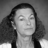 Die langjährige Eiskunstlauf-Trainerin  starb am 2. November im Alter von 94 Jahren in einem Berliner Pflegeheim. Müller galt als eine der erfolgreichsten Eislauftrainerinnen der Welt. Von Mitte der 1960er-Jahre an holte die Chemnitzerin in drei Jahrzehnten fast 60 Gold-, Silber- und Bronzemedaillen bei internationalen Wettkämpfen. Olympiasiege feierte Müller mit Anett Pötzsch (1980) und Katarina Witt (1984/1988). Mit ihrer Tochter gewann Müller Olympia-Silber und zwei Weltmeistertitel. Jutta Müller wurde selbst DDR-Meisterin im Paarlauf. Die Stadt Chemnitz ernannte sie zur Ehrenbürgerin, 2004 wurde sie in die Hall of Fame der Eiskunstläufer aufgenommen. Auch nach dem Ende ihrer Trainerkarriere zog es sie immer noch in die Halle des Chemnitzer Eislauf-Clubs, dem früheren SC Karl-Marx-Stadt. Besonders am Herzen lagen ihr die fünfmaligen Paarlauf-Weltmeister Aljona Savchenko und Robin Szolkowy, die sie oft beim Training besuchte. Und als Savchenko Probleme mit dem dreifachen Salchow bekam, war es Müller, die ihr mit Rat zur Seite stand. Nach der Wende stand Müller, die als sehr nah zum SED-Regime wahrgenommen wurde, nicht mehr im Rampenlicht. Die einstige Lehrerin für Deutsch, Musik, Mathematik und Sport war 1946 in die Partei eingetreten. "Das DDR-System konnte ja nicht übernommen werden. Das ist mir jetzt klar. Aber es hätte trotzdem weitergehen können. Ich war damals eigentlich verzweifelt, dass diese ganze Supernachwuchsarbeit von heute auf morgen nicht mehr existieren konnte", sagte Jutta Müller später einmal der "Frankfurter Allgemeine Zeitung".