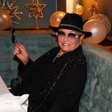 Sie war seine Beraterin, Managerin und bessere Hälfte: Die Sängerin und Schauspielerin Hannelore Kramm war mehr als vier Jahrzehnte die Frau an Heinos Seite. Nun ist sie tot. Sie starb am 8. November im Alter von 82 Jahren im österreichischen Kitzbühel – daheim im eigenen Bett. Heino und Hannelore galten viele Jahre als das Traumpaar der deutschen Volksmusik. Heino stand auf der Bühne, sie war die Frau dahinter. "Wenn ich Hannelore nicht hätte, würde ich immer noch im Rollkragenpulli rumlaufen", hat er einmal gesagt. Hannelore Kramm wurde nach der Hochzeit 1979 nicht nur privat, sondern auch beruflich zum wichtigsten Menschen für Heino. Die für ihn damals so typischen Rollkragenpullover verschwanden – sie gab ihm ein neues Outfit, vermittelte ihm mehr Sicherheit im Umgang mit Medien, gab neue Impulse für seine Karriere. Die in Linz geborene Österreicherin kannte das Showgeschäft bereits, als sie Heino heiratete. Die Modeschöpferin für Dirndl- und Folklore-Mode hatte damals schon als Sängerin Platten produziert und war in diversen Filmrollen zu sehen. Die Hochzeit 1968 mit dem österreichischen Prinzen Alfred von Auersperg machte sie zur echten Prinzessin. Während der Dreharbeiten zu dem Film "Blau blüht der Enzian" habe er Hannelore kennengelernt, verriet Heino. Aber nicht am Drehort, sondern bei der Wahl zur "Miss Austria" in Kitzbühel, "wo wir beide in der Jury saßen". Abseits von Schickeria und Glamour heirateten Hannelore und Heino 1979 in Bad Münstereifel. Dass sie das beschauliche Städtchen verließen und dauerhaft gegen den Alpenblick am zweiten Wohnsitz Kitzbühel tauschten sei Hannelores Gesundheit geschuldet gewesen.