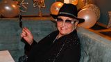 Sie war seine Beraterin, Managerin und bessere Hälfte: Die Sängerin und Schauspielerin Hannelore Kramm war mehr als vier Jahrzehnte die Frau an Heinos Seite. Nun ist sie tot. Sie starb am 8. November im Alter von 82 Jahren im österreichischen Kitzbühel – daheim im eigenen Bett. Heino und Hannelore galten viele Jahre als das Traumpaar der deutschen Volksmusik. Heino stand auf der Bühne, sie war die Frau dahinter. "Wenn ich Hannelore nicht hätte, würde ich immer noch im Rollkragenpulli rumlaufen", hat er einmal gesagt. Hannelore Kramm wurde nach der Hochzeit 1979 nicht nur privat, sondern auch beruflich zum wichtigsten Menschen für Heino. Die für ihn damals so typischen Rollkragenpullover verschwanden – sie gab ihm ein neues Outfit, vermittelte ihm mehr Sicherheit im Umgang mit Medien, gab neue Impulse für seine Karriere. Die in Linz geborene Österreicherin kannte das Showgeschäft bereits, als sie Heino heiratete. Die Modeschöpferin für Dirndl- und Folklore-Mode hatte damals schon als Sängerin Platten produziert und war in diversen Filmrollen zu sehen. Die Hochzeit 1968 mit dem österreichischen Prinzen Alfred von Auersperg machte sie zur echten Prinzessin. Während der Dreharbeiten zu dem Film "Blau blüht der Enzian" habe er Hannelore kennengelernt, verriet Heino. Aber nicht am Drehort, sondern bei der Wahl zur "Miss Austria" in Kitzbühel, "wo wir beide in der Jury saßen". Abseits von Schickeria und Glamour heirateten Hannelore und Heino 1979 in Bad Münstereifel. Dass sie das beschauliche Städtchen verließen und dauerhaft gegen den Alpenblick am zweiten Wohnsitz Kitzbühel tauschten sei Hannelores Gesundheit geschuldet gewesen.