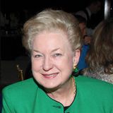 Die älteste Schwester des ehemaligen US-Präsidenten Donald Trump starb am 13. November in ihrem Apartment im New Yorker Stadtteil Manhattan. Der TV-Sender ABC berichtete, dass Rettungskräfte wegen eines Herzinfarktes gerufen worden seien. Barry war bis 2019 Richterin an einem Berufungsgericht im US-Bundesstaat New Jersey. Zunächst berufen hatte sie der ehemalige US-Präsident Ronald Reagan 1983 für ein Bezirksgericht, 1999 wurde sie dann nach einer Entscheidung von Präsident Bill Clinton Berufungsrichterin. Barry trat schließlich im Zuge von Untersuchungen wegen möglichen Steuerbetrugs durch ihren Vater und Geschwister zurück. Donald Trump war ab 2017 für vier Jahre US-Präsident und will im kommenden Jahr für eine weitere Amtszeit gewählt werden. Der 77-Jährige äußerte sich zunächst nicht zu dem Tod seiner Schwester. Barry hatte sich in 2020 veröffentlichten Aufnahmen kritisch über ihn geäußert und als Lügner "ohne Prinzipien" bezeichnete. Der Ex-Präsident hielt sich mit Aussagen über sie zurück.