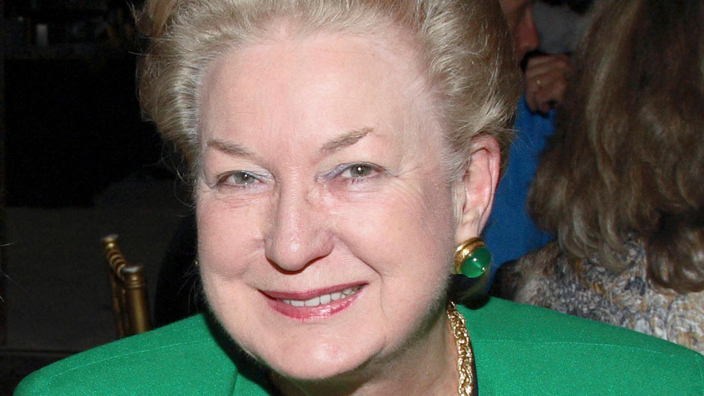 Die älteste Schwester des ehemaligen US-Präsidenten Donald Trump starb am 13. November in ihrem Apartment im New Yorker Stadtteil Manhattan. Der TV-Sender ABC berichtete, dass Rettungskräfte wegen eines Herzinfarktes gerufen worden seien. Barry war bis 2019 Richterin an einem Berufungsgericht im US-Bundesstaat New Jersey. Zunächst berufen hatte sie der ehemalige US-Präsident Ronald Reagan 1983 für ein Bezirksgericht, 1999 wurde sie dann nach einer Entscheidung von Präsident Bill Clinton Berufungsrichterin. Barry trat schließlich im Zuge von Untersuchungen wegen möglichen Steuerbetrugs durch ihren Vater und Geschwister zurück. Donald Trump war ab 2017 für vier Jahre US-Präsident und will im kommenden Jahr für eine weitere Amtszeit gewählt werden. Der 77-Jährige äußerte sich zunächst nicht zu dem Tod seiner Schwester. Barry hatte sich in 2020 veröffentlichten Aufnahmen kritisch über ihn geäußert und als Lügner "ohne Prinzipien" bezeichnete. Der Ex-Präsident hielt sich mit Aussagen über sie zurück.