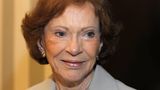 Die 96 Jahre alte Ehefrau des früheren Präsidenten Jimmy Carter starb am 19. November in ihrem Heimatort Plains im US-Bundesstaat Georgia friedlich im Kreise der Familie. Im Mai war öffentlich geworden, dass Rosalynn Carter an Demenz erkrankt war. Jimmy Carter befindet sich seit Mitte Februar ebenfalls zu Hause in palliativer Betreuung im Kreise seiner Familie. Rosalynn und Jimmy Carter hatten 1946 geheiratet – das Paar hat vier Kinder. Die ehemalige First Lady machte sich für soziale Belange stark und verfasste mehrere Bücher. Sie soll während der Präsidentschaft ihres Ehemanns erheblichen Einfluss auf die Politik im Weißen Haus gehabt haben. Der demokratische Politiker aus dem Bundesstaat Georgia im Süden der USA war von 1977 bis 1981 US-Präsident, bis er von dem Republikaner Ronald Reagan abgelöst wurde. Er ist der älteste noch lebende frühere US-Präsident. Im Winter machte die Stiftung des Paares öffentlich, dass der Ex-Präsident nach einer Serie von Krankenhausaufenthalten keine weiteren medizinischen Schritte mehr unternehmen wolle. "Rosalynn war meine gleichberechtigte Partnerin bei allem, was ich je erreicht habe", zitierte die Stiftung den 99 Jahre alten Jimmy Carter. "Solange Rosalynn auf der Welt war, wusste ich immer, dass mich jemand liebte und unterstützte."
