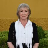 Am 24. November verstarb die österreichische Schauspielerin Heidelinde Weis im Alter von 83. Weis wurde 1940 in Villach im südlichen österreichischen Bundesland Kärnten geboren und schnupperte als 14-Jährige in einer Schulaufführung erstmals Bühnenluft. Als Schauspielerin wurde sie am renommierten Max Reinhardt Seminar in Wien ausgebildet. Sie trat unter anderem auf Bühnen in Berlin, Hamburg, Düsseldorf und München auf. Bei den Salzburger Festspielen spielte sie an der Seite von Klaus Maria Brandauer. Dem Fernsehpublikum war Weis aus dem Fernsehfilm "Die Frau in Weiß" und aus Serien wie "Schwarzwaldklinik" bekannt. Sie wollte aber kein Serien-Star werden, sondern spielte hauptsächlich Gastrollen. Manche Engagements habe sie nur aus finanziellen Gründen angenommen, verriet sie der Deutschen Presse-Agentur zu ihrem 80sten Geburtstag. Schicksalsschläge konnten Weis nicht von ihrer Karriere abbringen. Als junge Frau erkrankte sie an Multipler Sklerose und saß einige Jahre lang im Rollstuhl. Ihren Ehemann, den Theaterproduzenten Hellmuth Duna, pflegte sie jahrelang während einer Krankheit. Nach seinem Tod im Jahr 1998 stand sie wieder öfter vor den Fernsehkameras, unter anderem in Rosamunde-Pilcher-Verfilmungen. Nach dem sie fast ihr ganzes Berufsleben in Deutschland verbracht hatte, kehrte Weis vor einigen Jahren wieder nach Villach zurück.