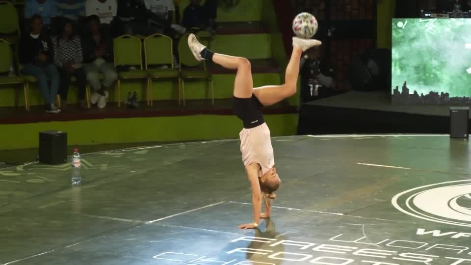 Video: Cooler Kick mit viel Musik: Freestyle-WM in Afrika Video: Cooler Kick mit viel Musik: Freestyle-WM in Afrika