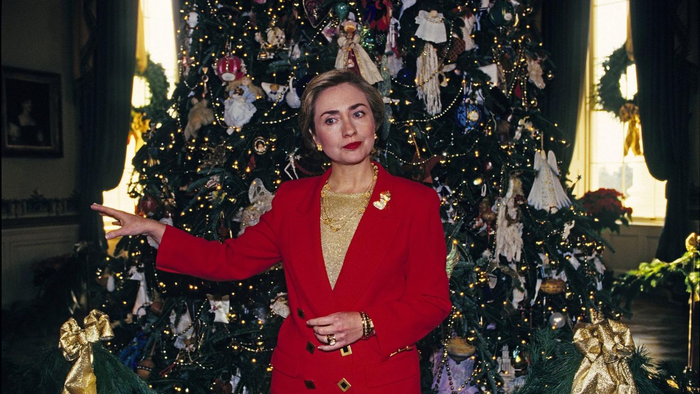 Hillary Clinton präsentiert den Schmuck des Weihnachtsbaums