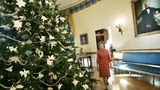 First Lady Laura Bush neben einem Weihnachtsbaum