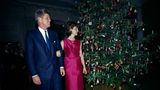 John F. und Jacqueline Kennedy vor einem Weihachtsbaum 1962