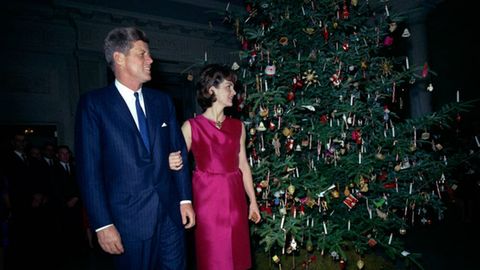 John F. und Jacqueline Kennedy vor einem Weihachtsbaum 1962