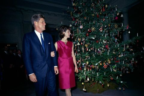 John F. und Jacqueline Kennedy vor einem Weihachtsbaum 1962