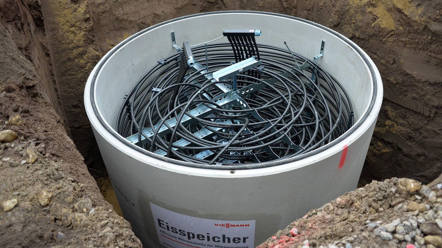 Eine Eisspeicherheizung wird im Garten eines Einfamilienhaus in Rottenburg eingebaut