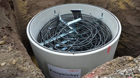 Eine Eisspeicherheizung wird im Garten eines Einfamilienhaus in Rottenburg eingebaut