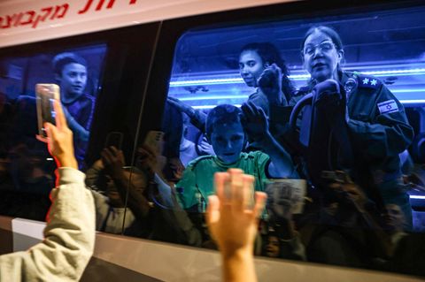 Von der Hamas freigelassene Geiseln werden mit einem Bus zu einem Armeestützpunkt in Ofakim im Süden Israels gebracht